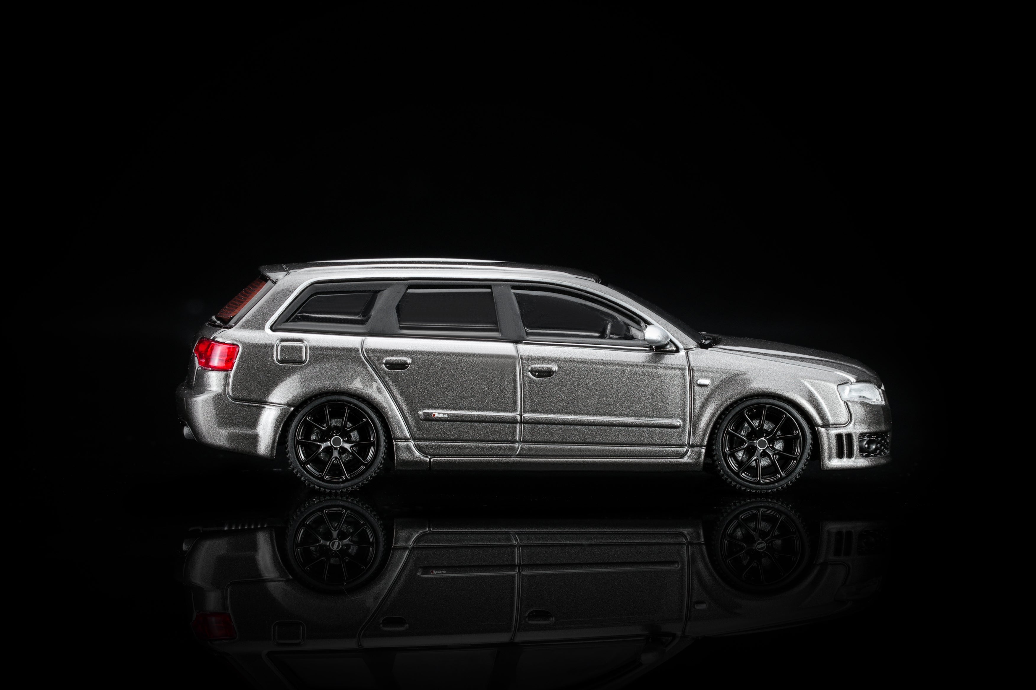 (PREORDER) Motorhelix 1/64 Audi RS4 (B7) 2005 - Grey Pearl M68308